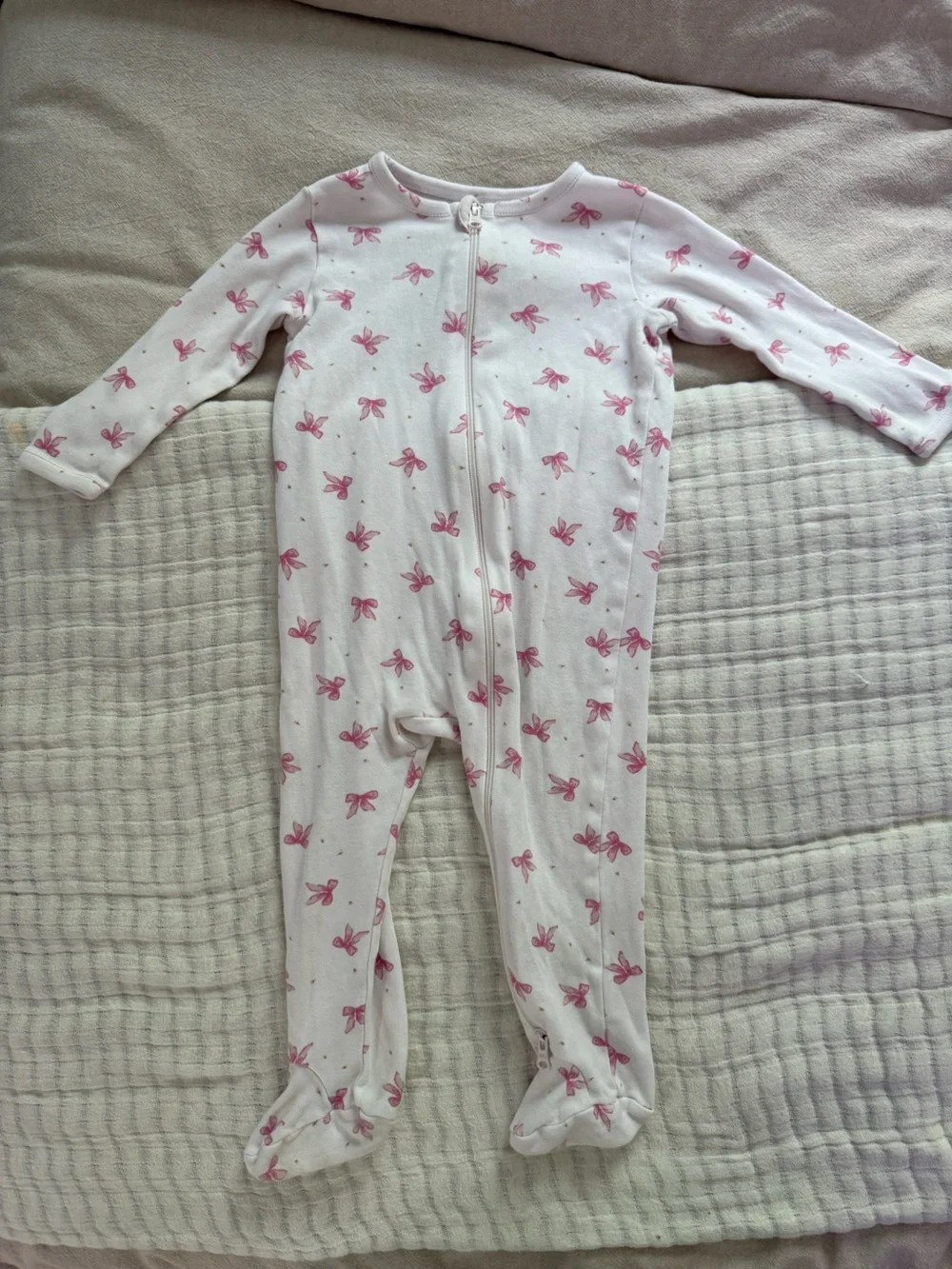 Nordstrom White Footed Pajamas with Pink Bow Print
